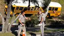 Petugas berdiskusi dengan rekannya di lokasi tempat terjadinya kecelakaan bus sekolah, Anaheim, California, Kamis (24/04/2014)(REUTERS/Alex Gallardo).