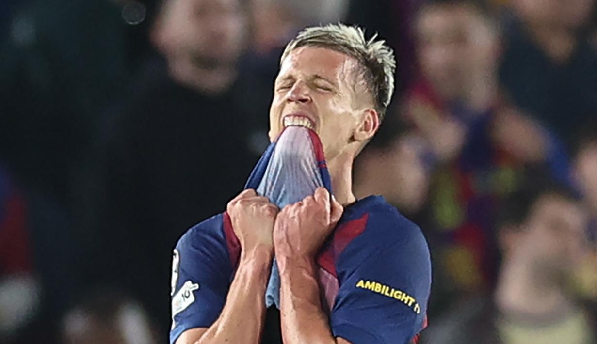 Pemain Barcelona, Dani Olmo, tampak kecewa setelah ditaklukkan Atletico Madrid pada leg pertama perempat final Liga Champions 2025/2026 di Stadion Camp Nou, Kamis (9/4/2026). (AFP/Josep Lago)