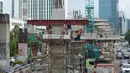 Pekerja mengerjakan proyek pembangunan LRT Jabodebek di Jalan Rasuna Said Kuningan, Jakarta, Kamis (14/2). Progres rute Cawang-Cibubur 76,21 persen, Cawang-Kuningan-Dukuh Atas 44,19 persen, dan Cawang-Bekasi Timur 51,06 persen (Merdeka.com/Imam Buhori)