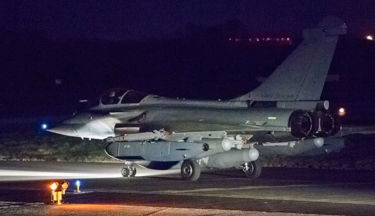 Jet tempur jenis Dassault Rafale milik Prancis bersiap untuk lepas landas di Pangkalan Udara Saint-Dizier, Jumat (13/4). Jet tempur itu berangkat ke Suriah membantu Amerika Serikat untuk melakukan penyerangan ke Damaskus. (ECPAD / AFP)