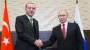 Presiden Turki  Recep Tayyip Erdogan (kiri) berjabat tangan dengan Presiden Rusia Vladimir Putin saat menggelar pertemuan di Sochi, Rusia, Rabu (3/5). Konflik Suriah akan menjadi pembahasan utama dari keduanya. (AFP PHOTO /POOL/ Alexander Zemlianichenko)