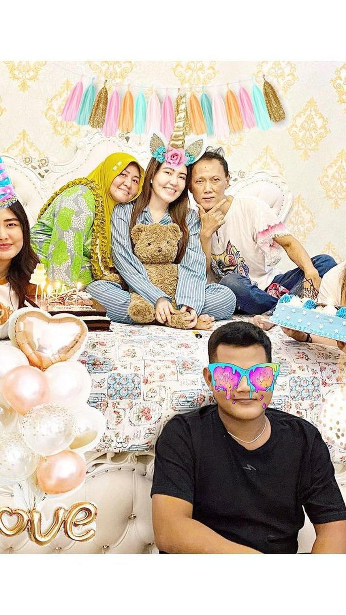 Via Vallen salah satu penyanyi terkenal di Tanah Air. Kesuksesannya sebagai penyanyi dangdut mengubah kehidupan keluarganya di kampung.