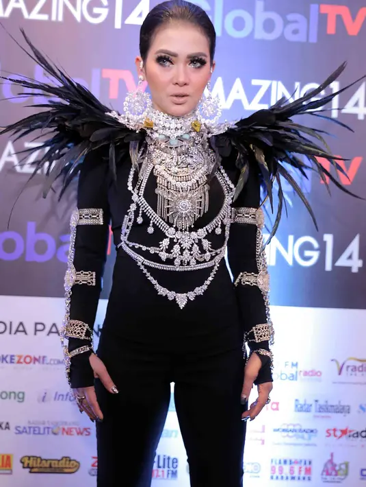 "Konsepnya kan amazing, jadi mau pakai yang nggak pernah aku pakai sebelumnya. Aku pakainya lebih pede. Tampilan di atas panggung sangat penting, dan itu sudah aku lakukan bertahun-tahun," tutur Syahrini. (Deki Prayoga/Bintang.com)