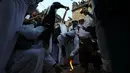 Kelompok Yazidi Irak menyalakan obor parafin di luar kuil Lalish saat perayaan Tahun Baru Yazidi di lembah dekat Dohuk, Irak (17/4). Agama Yazidi sekilas seperti perpaduan antara Islam, Kristen dan Zoroaster. (AFP/Safin Hamed)
