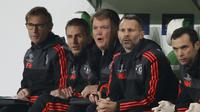 Ekspresi Louis Van Gaal (tengah) di pinggir lapangan pada laga antara Vfl Wolfsburg melawan Manchester United di Volkswagen Arena, Rabu (9/12/2015) dini hari WIB. (Reuters/Juan Medina)