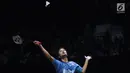 Tunggal putra Indonesia, Anthony S Ginting bersiap melakukan smes ke arah Chen Long (China) pada perempat final Indonesia Masters 2018 di Istora Senayan, Jakarta, Jumat (26/1). Anthony unggul 21-11 16-21 21-18. (Liputan6.com/Helmi Fithriansyah)