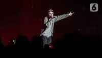Penampilan rapper asal Australia, The Kid Laroi pada acara festival musik We The Fest (WTF) 2023 di GBK Sport Complex, Jakarta, Jumat (21/7/2023) malam. The Kid Laroi menjadi pemanasan sebelum penampilan The Strokes di WTF 2023. (Liputan6.com/Johan Tallo)
