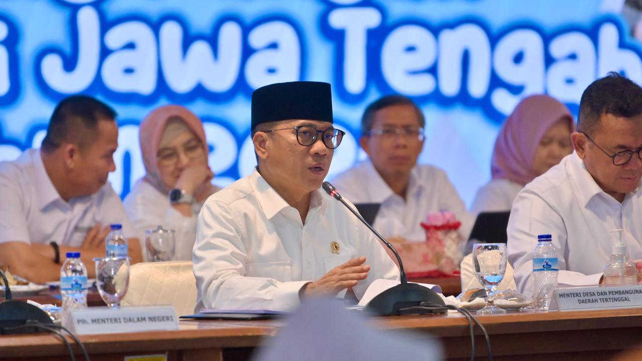 Mendes PDTT Yandri Susanto (berpeci) saat memberi paparan dalam rapat terbatas Kementrian Koordinator Bidang Pangan di Gedung Gradhika, Semarang (31/12/24). Foto: Liputan6.com/ Felek Wahyu