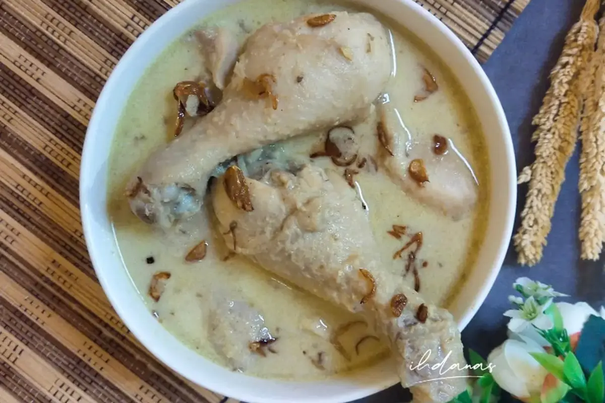 Opor Ayam Kuah Putih untuk disajikan saat lebaran