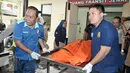 Petugas membawa jenazah tersangka sindikat narkoba WN Nigeria yang tewas ditembak untuk diotopsi di RS Polri Jakarta, Jumat (6/1). Dittipidnarkoba Bareskrim bersama Bea Cukai membongkar sindikat narkoba jaringan internasional. (Liputan6.com/Yoppy Renato)