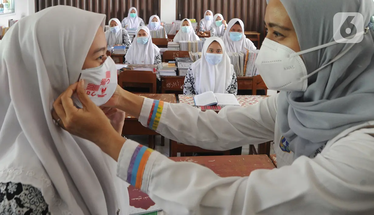 Petugas Sudinkes Jakarta Selatan melakukan kegiatan sosialisasi 3M (memakai masker, mencuci tangan dengan sabun, dan menjaga jarak) kepada para santri di Ponpes Daarul Rahman, Jagakarsa, Rabu (18/11/2020). Sosialisasi 3M tersebut disertai pembagian 3500 masker kain 3 lapis. (merdeka.com/Arie Basuki)