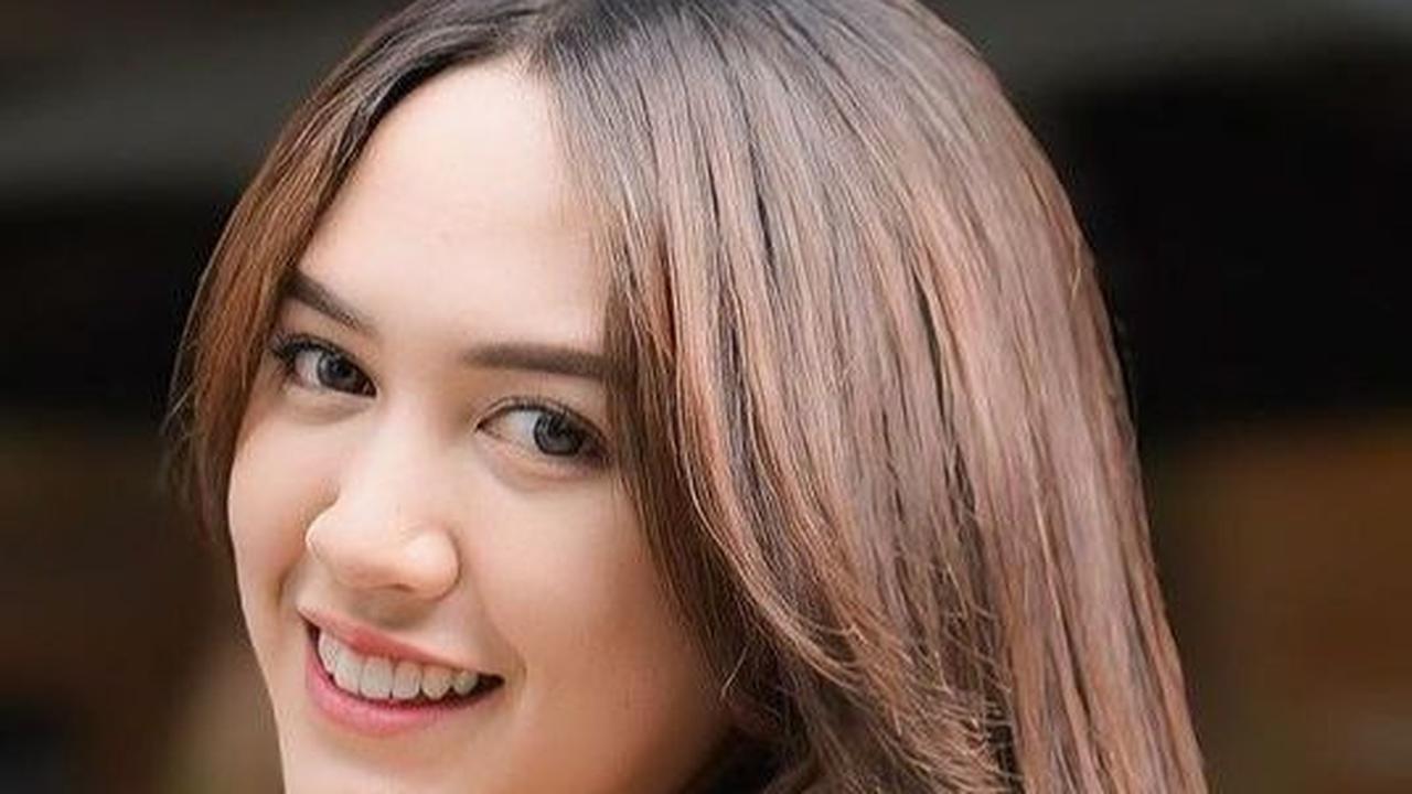 Sebuah fakta menarik tentang Happy Asmara bahwa bercita-cita menjadi guru dan merasa sangat takut ketika harus naik pesawat