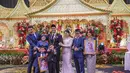 Sementara itu, Frans Faisal tampil gagah dalam balutan setelan jas hitam dengan tambahan aksesori kalung melati khas adat Jawa. Sentuhan bunga merah di jasnya memberikan kontras yang elegan, menandakan kebahagiaan di hari istimewanya.  [@fuji_an].
