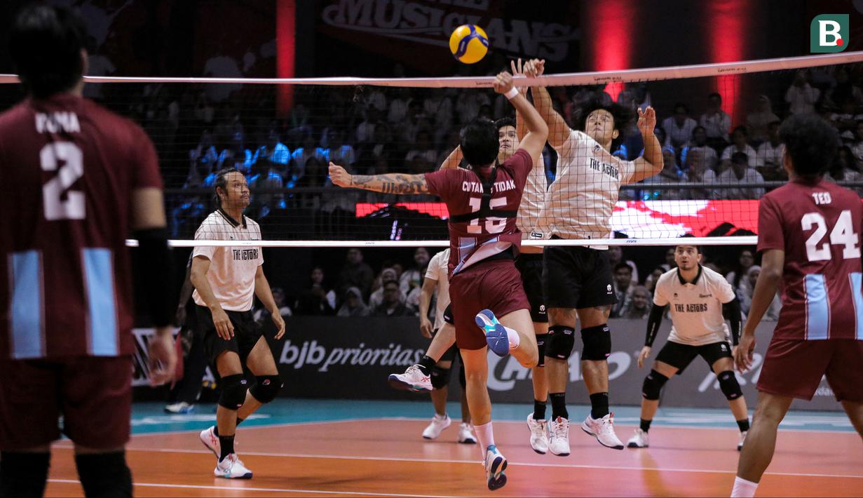 Pemain tim The Actors, Dion Wiyoko berusaha melakukan spike ke arah tim The Musicians dalam laga Bahkan Voli 3 di Mahaka Square, Kelapa Gading, Sabtu (15 November 2025). (Bola.com/Internships/Monica Putri Salsabila)