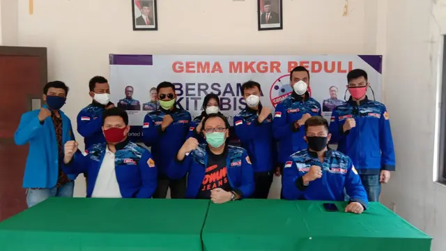 Gema MKGR menggelar aksi peduli Covid-19 dengan membagikan masker gratis.