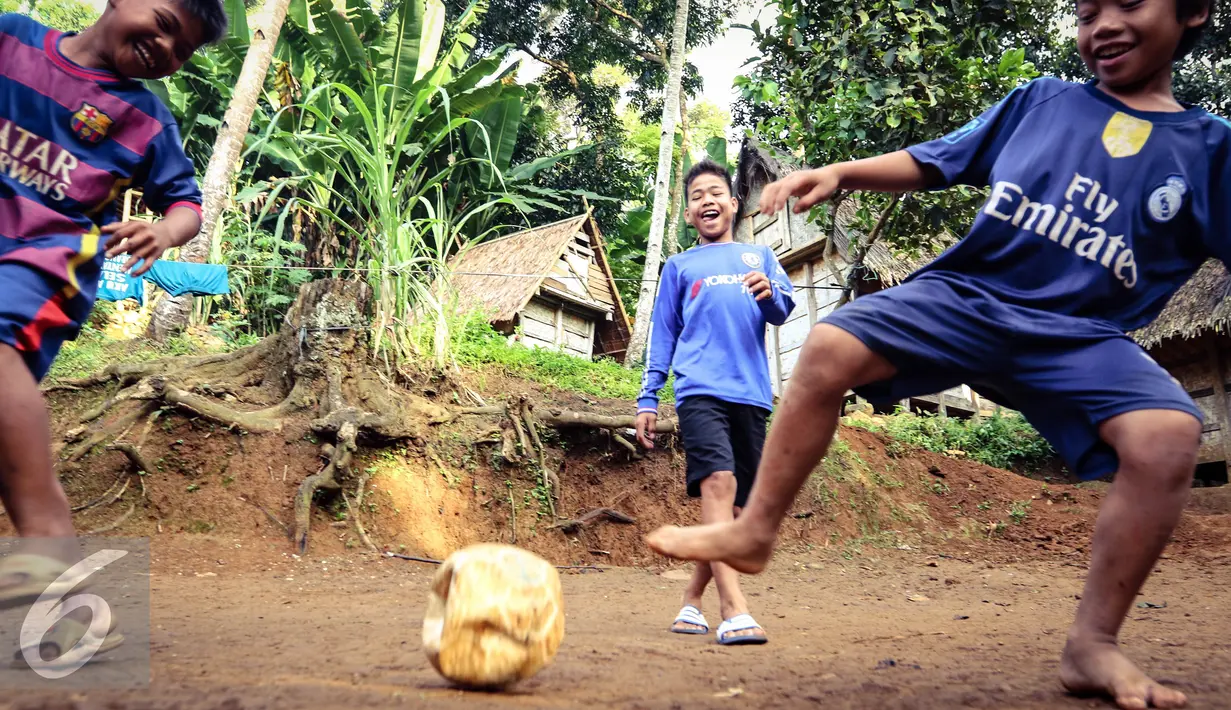 Sejumlah anak Suku Baduy bermain sepak bola di pekarangan rumah Kampung Kadung Jangkung, Kabupaten Lebak, Banten (11/5). Meski mendapat larangan dari Puun mereka tetap bermain dengan kaos sepak bola kesebelasan luar negeri. (Liputan6.com/Fery Pradolo)