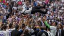 <p>Pemain Real Madrid melempar pelatih Carlo Ancelotti untuk merayakan gelar La Liga Spanyol usai pertandingan melawan Espanyol di stadion Santiago Bernabeu di Madrid, Sabtu  (30/4/2022). Ini adalah trofi Liga Spanyol kedua Madrid dalam tiga tahun terakhir, setelah musim 2019/2020. (AP Photo/Bernat Armangue)</p>