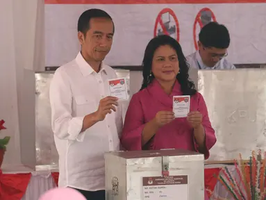 Presiden Joko Widodo (Jokowi) dan Ibu Negara Iriana menyalurkan hak pilihnya pada Pilkada DKI 2017 putaran kedua di TPS 04 Gambir, Jakarta, Rabu (19/4). Jokowi terdaftar dalam DPT nomor 218, sedangkan Iriana di DPT nomor 219. (Liputan6.com/Angga Yuniar)