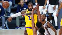 Pebasket Los Angeles Lakers, LeBron James, memberikan umpan kepada rekannya saat melawan Denver Nuggets pada laga NBA di The Arena, Senin (11/8/2020). LA Lakers menang dengan skor 124-121. (AP Photo/Ashley Landis, Pool)