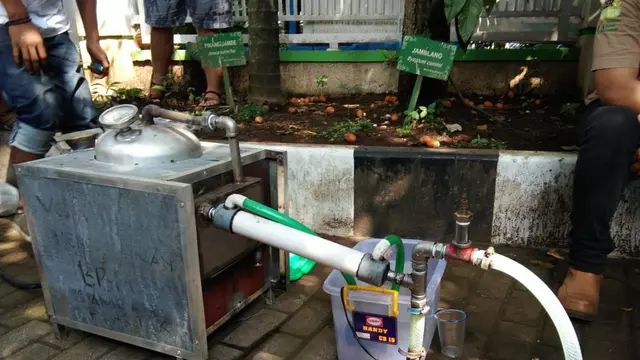 Peralatan yang dibawa Dimas terbilang sederhana, hanya serangkaian pipa yang terhubung dengan tabung vakum bertekanan tinggi