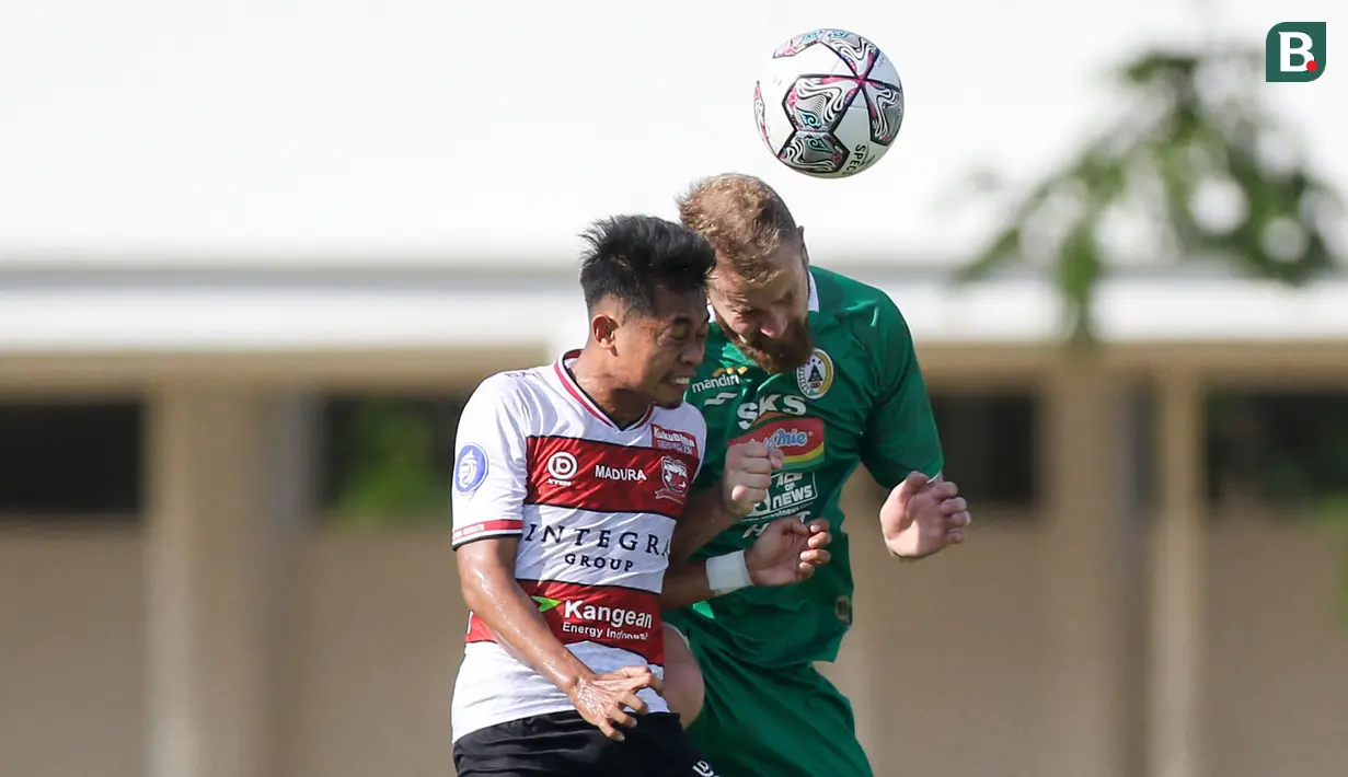 Gelandang Madura United, Moch. Kevy (kiri) berduel udara dengan pemain PSS, Mario Maslac saat laga pekan keempat BRI Liga 1 2021/2022 di Stadion Madya, Jakarta, Sabtu (25/09/2021) WIB. (Bola.com/Bagaskara Lazuardi)