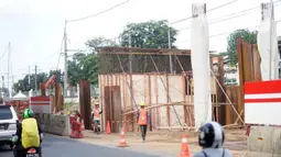 Pekerja menyelesaikan pembangunan Flyover Poltangan di kawasan Tanjung Barat, Jakarta, Rabu (29/1/2020). Pembangunan flyover ini menuai protes dari Aliansi Warga Pejaten Timur dan Tanjung Barat karena membuat warga harus memutar jauh jika pembangunan sudah rampung. (Liputan6.com/Immanuel Antonius)