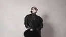 Kombinasi ini menciptakan layering yang dramatis sekaligus sensual tanpa terlihat berlebihan. Nuansa monokrom hitam yang dipilih membuat keseluruhan look tampak sleek dan sophisticated. [@agnezmo].