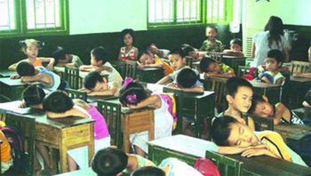 Suasana kelas dimana anak-anak usia sekolah dasar tertidur saat jam makan siang | Photo: Copyright shanghaiist.com