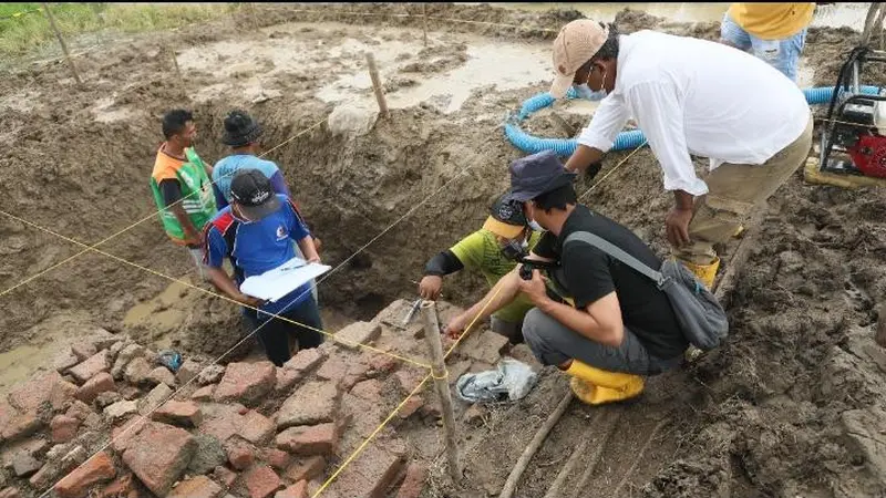 Proses Ekskavasi sementara bangunan diduga candi Situs Dingkel di Dingkel Desa Sambimaya Kecamatan Juntiyuat Indramayu. (Foto: Liputan6.com/Panji Prayitno)