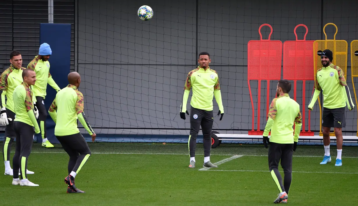 Para pemain Manchester City mengikuti sesi latihan jelang menghadapi Atalanta pada laga Grup C Liga Champions di City Football Academy, Manchester, Inggris, Selasa (5/11/2019). (Paul ELLIS/AFP)
