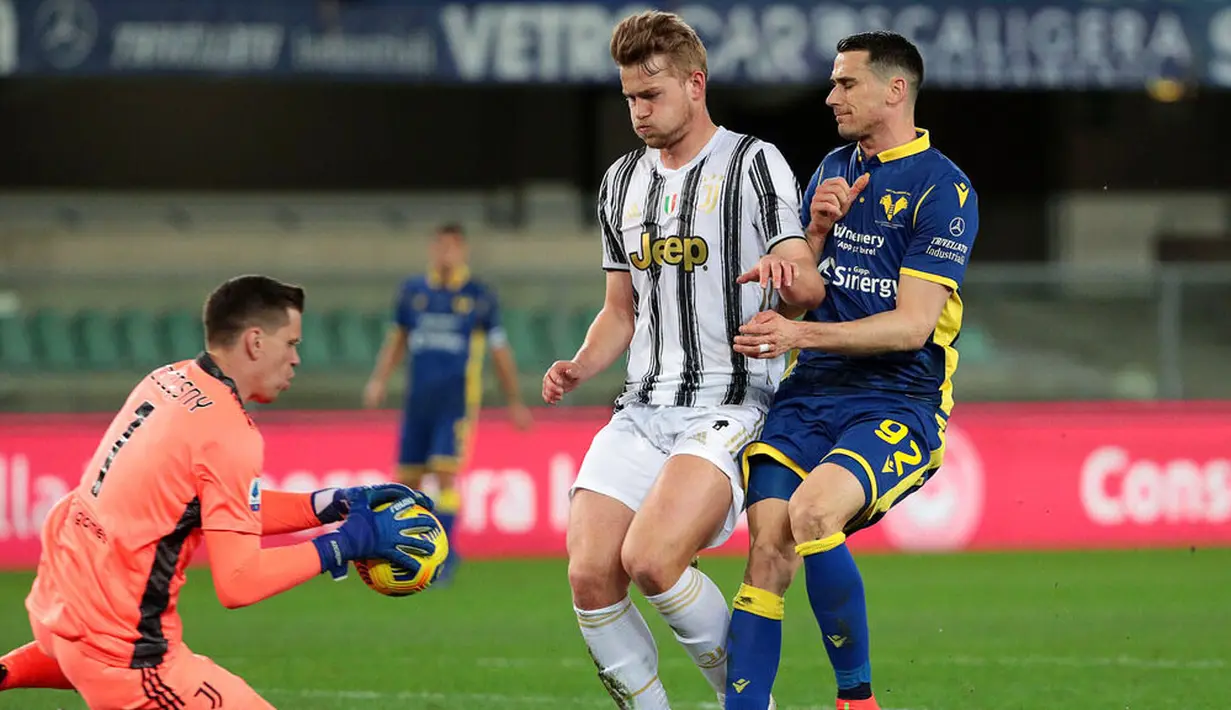 Bek Juventus, Matthijs de Ligt, berusaha menjaga pemain Hellas Verona, Kevin Lasagna, pada laga Liga Italia di Stadion Marc'Antonio Bentegodi, Minggu (28/2/2021). Kedua tim bermain imbang 1-1. (Paola Garbuio/LaPresse via AP)