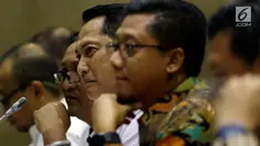 Dirut Bulog Budi Waseso (tengah) mengikuti RDP dengan Komisi VI DPR di Kompleks Parlemen, Jakarta, Senin (21/5). Rapat membahas ketersediaan stok serta stabilitas harga pangan di bulan Ramadan sekaligus menjelang Idul Fitri. (Liputan6.com/Johan Tallo)
