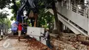 Pekerja menurunkan u ditch saat mengerjakan proyek pembangunan trotoar Jalan Raya Kalibata, Jakarta, Rabu (2/11). Pembangunan penataan trotoar di kawasan Jalan Raya Kalibata, Jakarta Selatan baru mencapai 15 persen. (Liputan6.com/Helmi Fithriansyah)