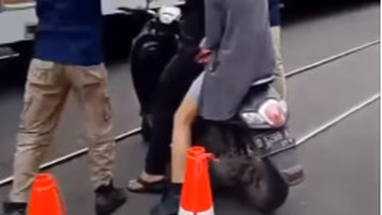 Pemotor Nekat Mau Terobos Perlintasan Padahal Kereta Sudah di Depan Mata