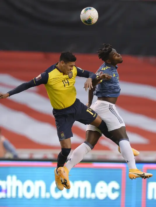Bek Ekuador,  Xavier Arreaga berebut bola udara dengan penyerang Kolombia, Duvan Zapata pada pertandingan kualifikasi Piala Dunia 2022 di Quito, Ekuador, Selasa (17/11/2020). Ekuador menang telak atas Kolombia 6-1. (Rodrigo Buendia, Pool via AP)