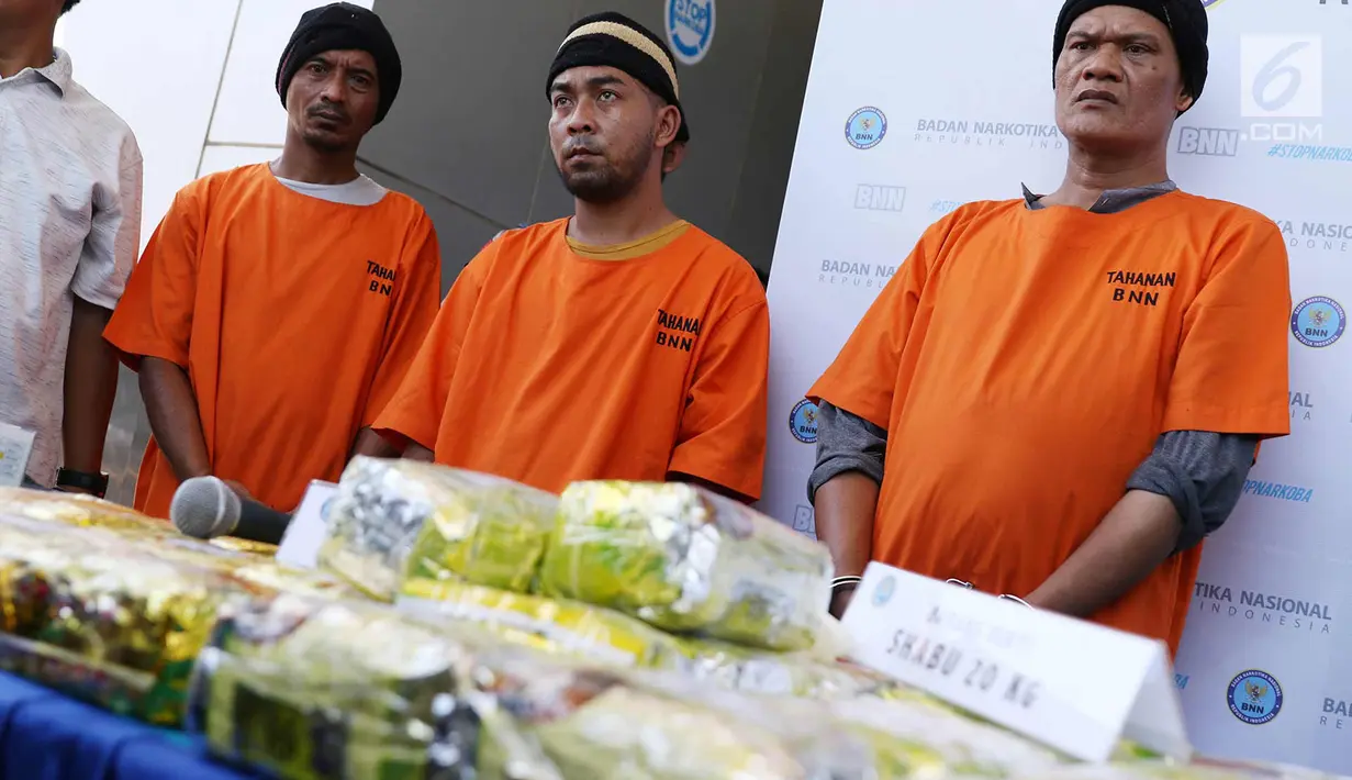 Tersangka beserta barang bukti pengungkapan tiga kasus narkoba dihadirkan di Gedung BNN, Cawang, Jakarta, Kamis (29/3). Barang bukti berupa 32 kg sabu dan 30.151 butir pil ekstasi dari tangan enam orang tersangka. (Liputan6.com/Immanuel Antonius)