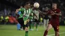 Gelandang Real Betis Joaquin berebut bola dengan bek AS Roma Gianluca Mancini  pada laga pekan ke-4 Grup C Liga Europa 2022/2023  di Estadio Benito Villamarin, Kamis (13/10/2022). Kedua tim saling berbalas serangan, dan menciptakan banyak peluang. (Photo by CRISTINA QUICLER / AFP)