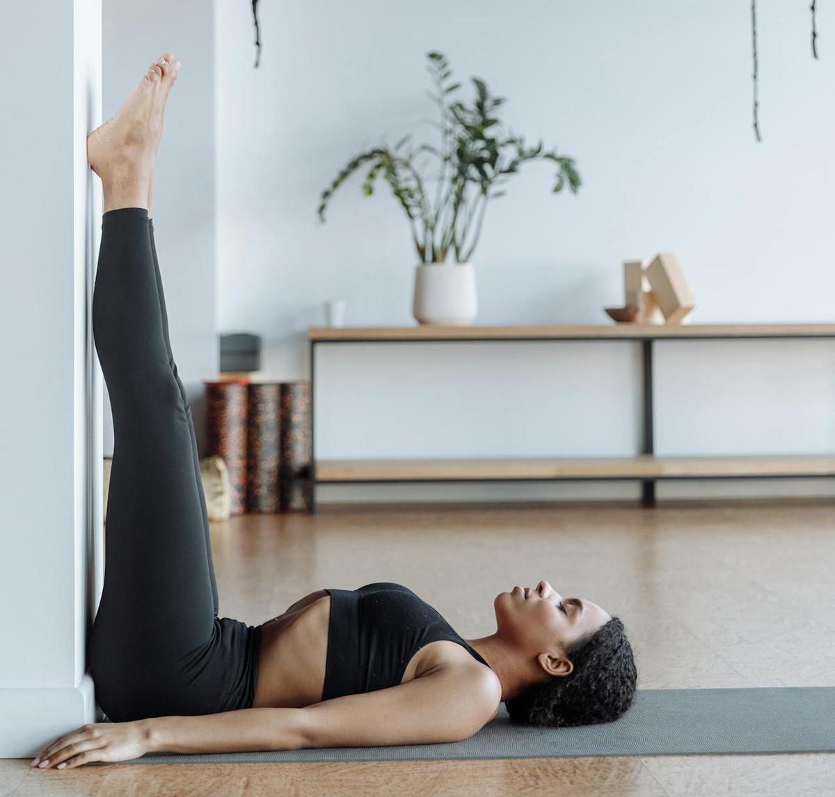 Ilustrasi Viparita Karani (Legs-Up-the-Wall Pose)