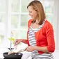 Ilustrasi Foto Wanita Memasak (iStockphoto)