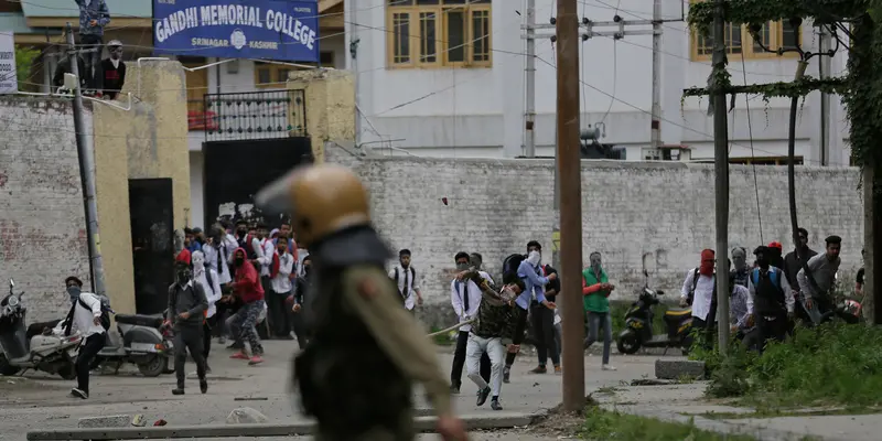 Pelajar Kashmir Bentrok dengan Polisi India