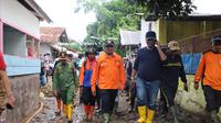 Wabup Garut Helmi Budiman saat meninjau kawasan terdampak banjir bandang di Kecamatan Pameungpeuk, Garut. (Liputan6.com/Jayadi Supriadin)