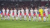 Pemain Timnas Indonesia&nbsp;menyanyikan lagu kebangsaan Indonesia Raya pada laga lanjutan putaran ketiga Grup C Kualifikasi Piala Dunia 2026 melawan Arab Saudi di Stadion Utama Gelora Bung Karno (SUGBK), Senayan, Jakarta, Selasa (19/11/2024). (Bola.com/Abdul Aziz)