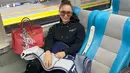 Jika dilihat sekilas, tak ada yang aneh dengan foto ini. Inul Daratista naik kereta api kelas eksekutif biasa. Ternyata, ada netizen yang melihat hal lain. Mereka salah fokus alias salfok dengan selimut Inul Daratista. Selimut hangat bermerk ternama itu menemani perjalanan Inul Daratista menuju kota Semarang. (Liputan6.com/IG/@inul.d)