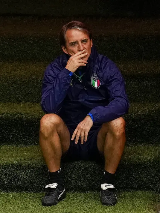 Pelatih Italia, Roberto Mancini duduk selama sesi latihan di stadion Hive di London, Inggris, Senin (5/7/2021). Italia merengkuh tiket semifinal Euro 2020 usai menang 2-1 atas Belgia. (AP/Matt Dunham)