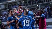 Sejumlah pemain Persib Bandung merayakan gol penyeimbang kedudukan ke gawang Dewa United yang diciptakan oleh Ezra Walian (tengah) pada menit ke-90+2 dalam pertandingan lanjutan pekan ketiga BRI Liga 1 2023/2024 yang berlangsung di Stadion Gelora Bandung Lautan Api, Jawa Barat, Jumat (14/7/2023). (Bola.com/Bagaskara Lazuardi)