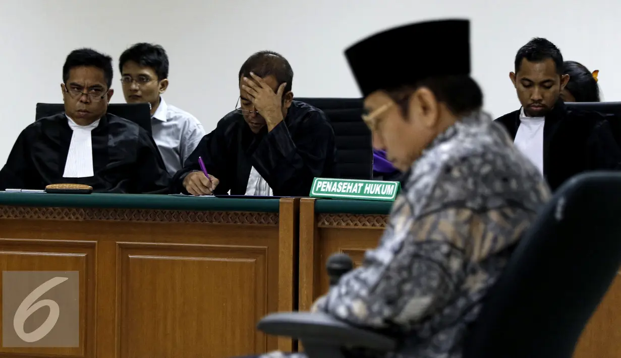 Mantan Sekjen Kementerian ESDM, Waryono Karno mendengarkan tuntutan Penuntut umum KPK di Pengadilan Tipikor, Jakarta, Rabu (26/8/2015). Waryono dituntut 9 tahun penjara dan denda sebesar Rp200 juta subsidair 6 bulan kurungan. (Liputan6.com/Yoppy Renato)