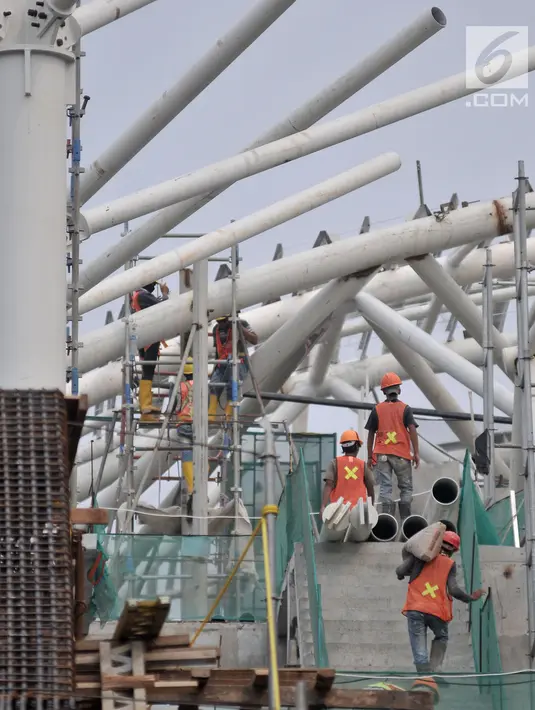 Aktivitas pekerja menyelesaikan pembangunan stasiun LRT rute Kelapa Gading-Velodrome, Jakarta, Rabu (4/7). Progres proyek lintasan LRT sepanjang 5,8 kilometer tersebut kini telah mencapai 77 persen. (Merdeka.com/Iqbal S. Nugroho)