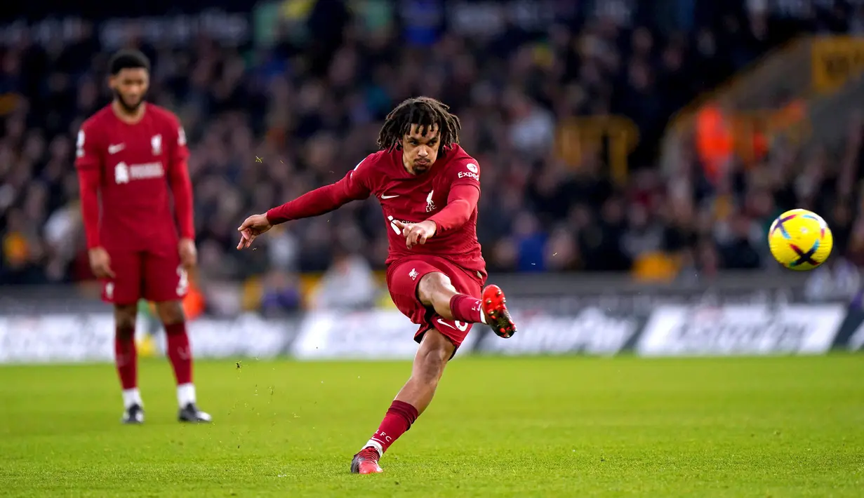 Pemain Liverpool Trent Alexander-Arnold melakukan tendangan bebas saat melawan Wolverhampton Wanderers pada pertandingan sepak bola Liga Inggris di Stadion Molineux, Wolverhampton, Inggris, 4 Februari 2023. Wolverhampton Wanderers mengalahkan Liverpool dengan skor 3-0. (Tim Goode/PA via AP)