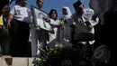 Keluarga dan mahasiswa melakukan tabur bunga dalam Peringatan 17 Tahun Tragedi 12 Mei 1998 di Universitas Trisakti, Jakarta, Selasa (12/5). Kegiatan tersebut untuk mengenang kembali empat mahasiswa Trisakti yang tewas tertembak. Liputan6.com/Johan Tallo)
