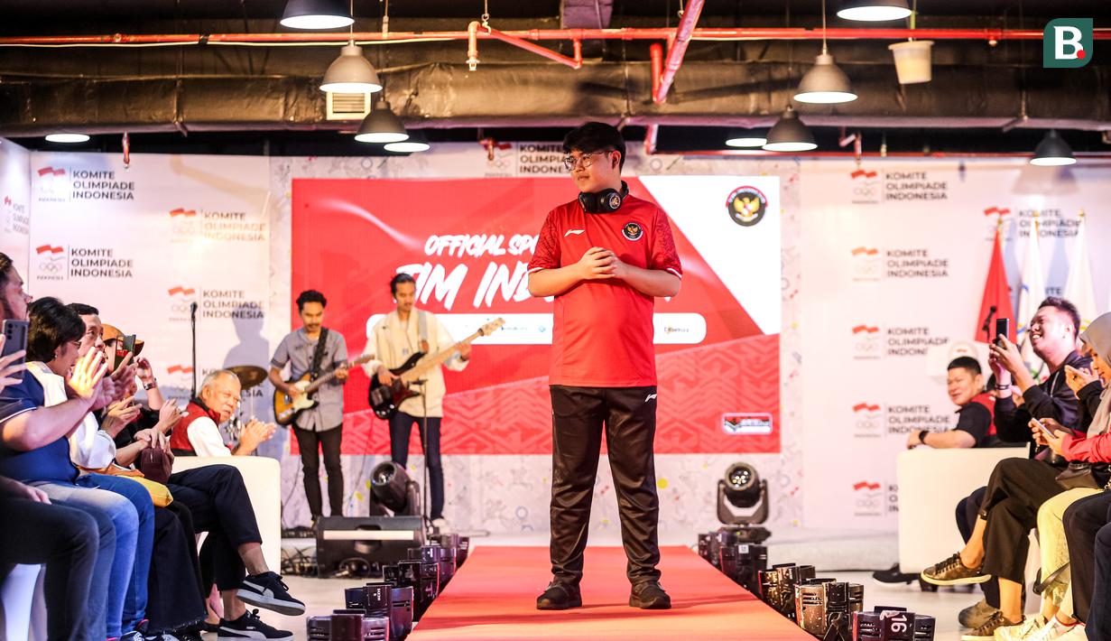 Atlet Esport Indonesia, Alan Raynold Kumaseh saat mengenakan jersey terbaru Tim Indonesia untuk Asian Games 2022 Hangzhou di Kantor NOC Indonesia Lantai 16, Gedung FX Senayan, Jakarta, Sabtu (09/09/2023). Warna merah dipilih untuk melambangkan bendera Indonesia. warna tersebut diartikan sebagai keberanian. (Bola.com/Bagaskara Lazuardi)